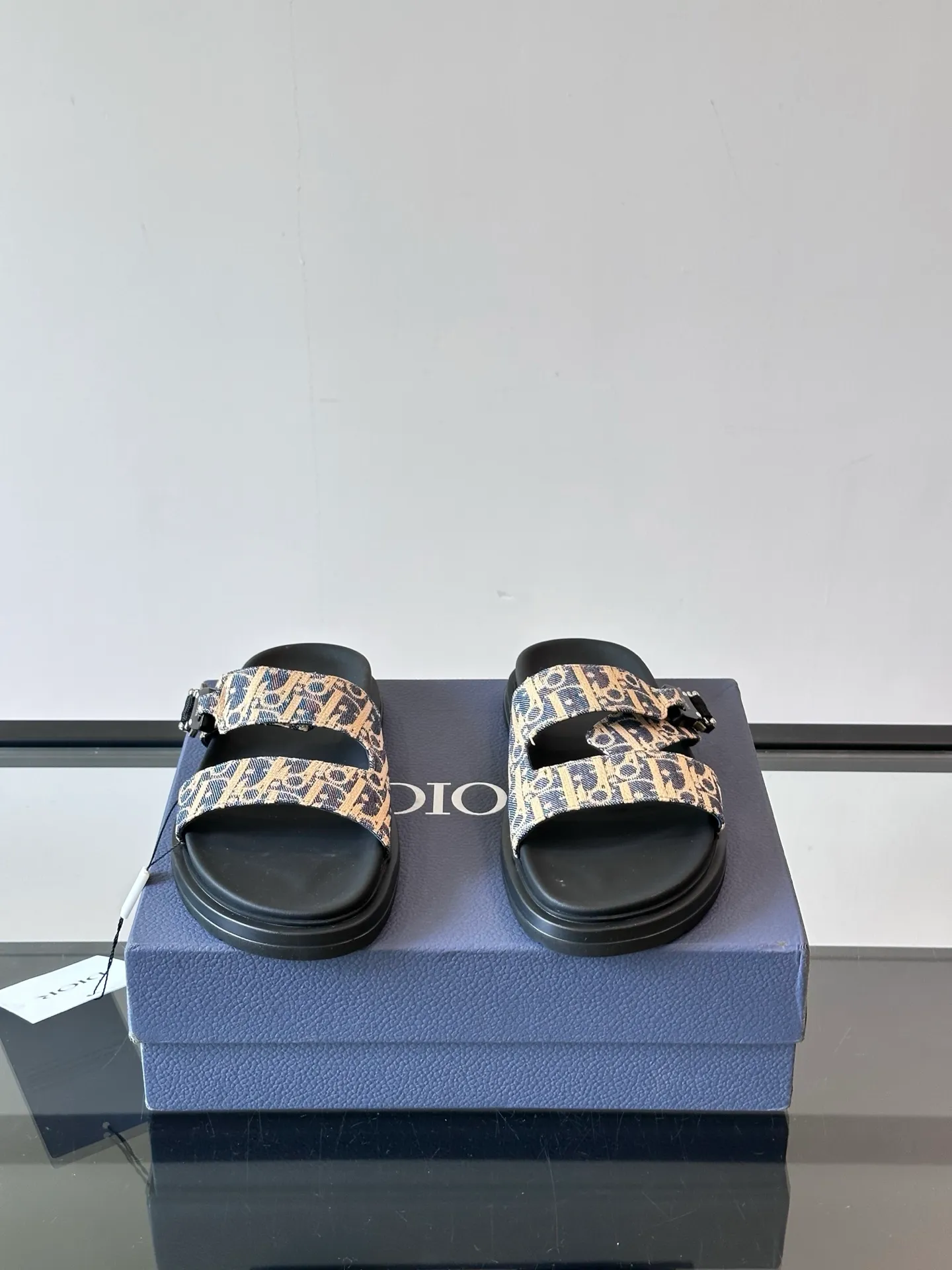 Factory price: 300💰Dior Aqua men's sandals and slippers. Showcasing Dior haute couture design. The Dior gray suede strap is accented with an aluminum Dior buckle for added style. Paired with a comfortable tonal notch sole, they pair easily with shorts or jeans for a sophisticated look. Main body: suede cow leather, technical fabric lining: cow leather, with adjustable straps, aluminum Dior buckle, Dior gray EVA insole, tonal notch rubber outsole splicing structure👌👌 size: 38-44 (45.46 customized)